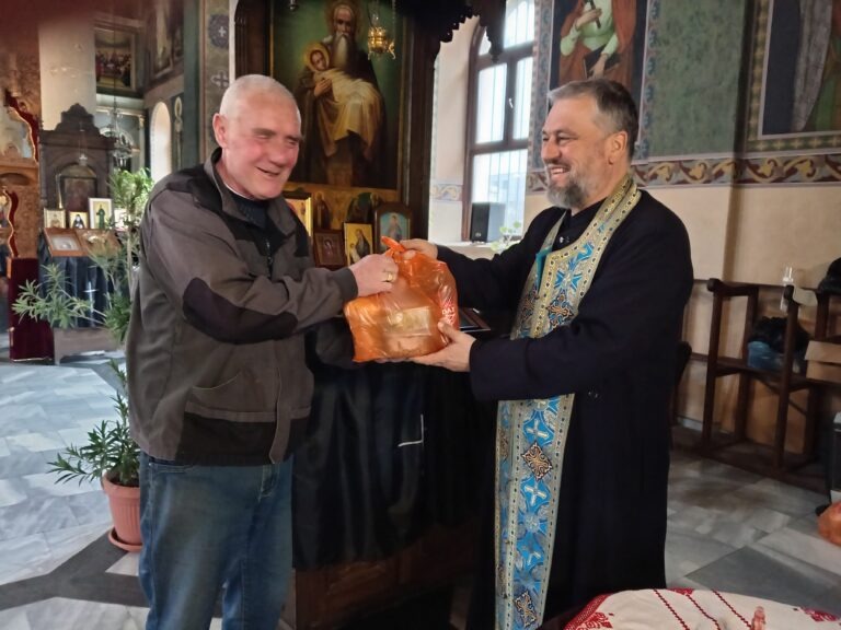 Раздаване храна на хора в нужда