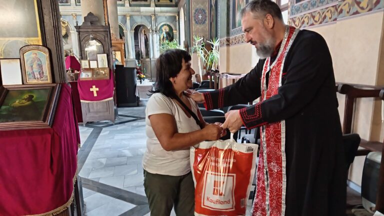 Раздаване на храна на нуждаещи се – доброто дело се превръща в добра традиция